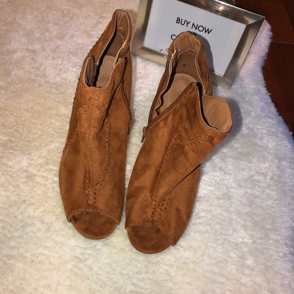 Open-toed booties 🧡